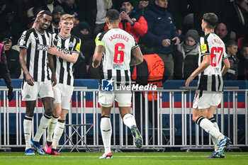 2023-11-28 - Alexander ISAK of Newcastle celebrate his goal with teammates during the UEFA Champions League, Group F football match between Paris Saint-Germain and Newcastle United on November 28, 2023 at Parc des Princes stadium in Paris, France - FOOTBALL - CHAMPIONS LEAGUE - PARIS SG V NEWCASTLE - UEFA CHAMPIONS LEAGUE - SOCCER