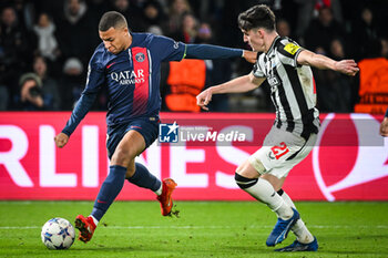2023-11-28 - Kylian MBAPPE of PSG and Tino LIVRAMENTO of Newcastle during the UEFA Champions League, Group F football match between Paris Saint-Germain and Newcastle United on November 28, 2023 at Parc des Princes stadium in Paris, France - FOOTBALL - CHAMPIONS LEAGUE - PARIS SG V NEWCASTLE - UEFA CHAMPIONS LEAGUE - SOCCER