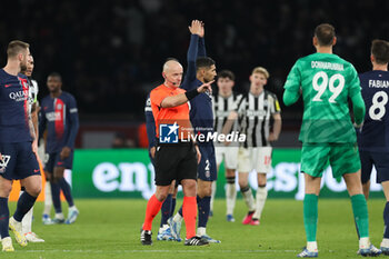 2023-11-28 - Referee Szymon Marciniak gestures during VAR decision during the UEFA Champions League, Group F football match between Paris Saint-Germain and Newcastle United on November 28, 2023 at Parc des Princes stadium in Paris, France - FOOTBALL - CHAMPIONS LEAGUE - PARIS SG V NEWCASTLE - UEFA CHAMPIONS LEAGUE - SOCCER