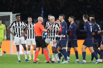 2023-11-28 - Newcastle United midfielder Bruno Guimaraes (39) protests with Referee Szymon Marciniak during the UEFA Champions League, Group F football match between Paris Saint-Germain and Newcastle United on November 28, 2023 at Parc des Princes stadium in Paris, France - FOOTBALL - CHAMPIONS LEAGUE - PARIS SG V NEWCASTLE - UEFA CHAMPIONS LEAGUE - SOCCER