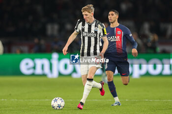 2023-11-28 - Newcastle United midfielder Anthony Gordon during the UEFA Champions League, Group F football match between Paris Saint-Germain and Newcastle United on November 28, 2023 at Parc des Princes stadium in Paris, France - FOOTBALL - CHAMPIONS LEAGUE - PARIS SG V NEWCASTLE - UEFA CHAMPIONS LEAGUE - SOCCER