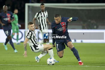 2023-11-28 - Kylian Mbappe of PSG, left Kieran Trippier of Newcastle in action during the UEFA Champions League, Group F football match between Paris Saint-Germain and Newcastle United on November 28, 2023 at Parc des Princes stadium in Paris, France - FOOTBALL - CHAMPIONS LEAGUE - PARIS SG V NEWCASTLE - UEFA CHAMPIONS LEAGUE - SOCCER