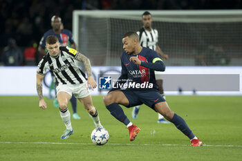 2023-11-28 - Kylian Mbappe of PSG, left Kieran Trippier of Newcastle in action during the UEFA Champions League, Group F football match between Paris Saint-Germain and Newcastle United on November 28, 2023 at Parc des Princes stadium in Paris, France - FOOTBALL - CHAMPIONS LEAGUE - PARIS SG V NEWCASTLE - UEFA CHAMPIONS LEAGUE - SOCCER