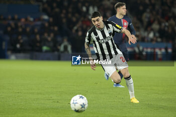 2023-11-28 - Miguel Almiron of Newcastle in action during the UEFA Champions League, Group F football match between Paris Saint-Germain and Newcastle United on November 28, 2023 at Parc des Princes stadium in Paris, France - FOOTBALL - CHAMPIONS LEAGUE - PARIS SG V NEWCASTLE - UEFA CHAMPIONS LEAGUE - SOCCER