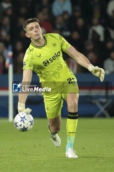 2023-11-28 - Newcastle goalkeeper Nick Pope in action during the UEFA Champions League, Group F football match between Paris Saint-Germain and Newcastle United on November 28, 2023 at Parc des Princes stadium in Paris, France - FOOTBALL - CHAMPIONS LEAGUE - PARIS SG V NEWCASTLE - UEFA CHAMPIONS LEAGUE - SOCCER