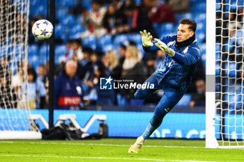 2023-11-28 - Manchester City Goalkeeper Ederson warms up during the UEFA Champions League, Group G football match between Manchester City and RB Leipzig on 28 November 2023 at Etihad Stadium in Manchester, England - FOOTBALL - CHAMPIONS LEAGUE - MANCHESTER CITY V RB LEIPZIG - UEFA CHAMPIONS LEAGUE - SOCCER