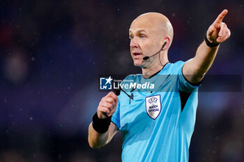 2023-11-28 - Referee Anthony Taylor during the UEFA Champions League, Group E football match between Feyenoord and Atletico Madrid on November 28, 2023 at Stadion Feijenoord "De Kuip" in Rotterdam, Netherlands - FOOTBALL - CHAMPIONS LEAGUE - FEYENOORD V ATLETICO MADRID - UEFA CHAMPIONS LEAGUE - SOCCER