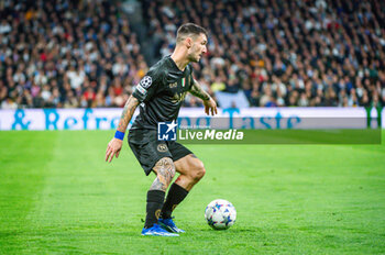 2023-11-29 - Matteo Politano of Napoli seen in action with the ball during the Champions League football match between Real Madrid and Napoli at Bernabeu Stadium in Madrid, Spain. - REAL MADRID VS NAPOLI - UEFA CHAMPIONS LEAGUE - SOCCER