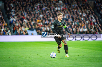 2023-11-29 - Giovanni Di Lorenzo of Napoli seen in action with the ball during the Champions League football match between Real Madrid and Napoli at Bernabeu Stadium in Madrid, Spain. - REAL MADRID VS NAPOLI - UEFA CHAMPIONS LEAGUE - SOCCER