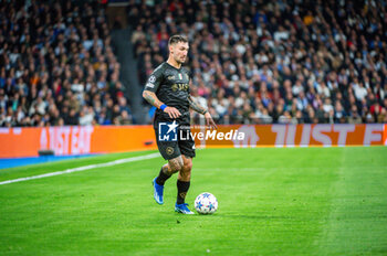 2023-11-29 - Matteo Politano of Napoli seen in action with the ball during the Champions League football match between Real Madrid and Napoli at Bernabeu Stadium in Madrid, Spain. - REAL MADRID VS NAPOLI - UEFA CHAMPIONS LEAGUE - SOCCER