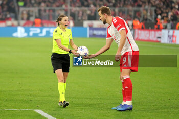 2023-11-29 - Referee Stepanie Frappart and Harry Kane of Bayern Munich during the UEFA Champions League, Group A football match between Bayern Munich and FC Copenhagen on November 29, 2023 at Allianz Arena in Munich, Germany - FOOTBALL - CHAMPIONS LEAGUE - BAYERN MUNICH V COPENHAGEN - UEFA CHAMPIONS LEAGUE - SOCCER