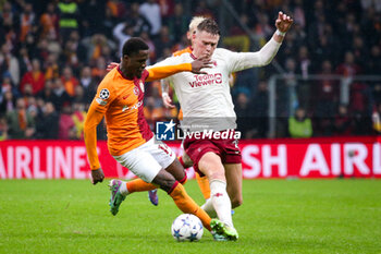 2023-11-29 - Wilfried Zaha of Galatasaray and Scott McTominay of Manchester United during the UEFA Champions League, Group A football match between Galatasaray and Manchester United on November 29, 2023 at the Ali Sami Yen Arena in Istanbul, Turkey - FOOTBALL - CHAMPIONS LEAGUE - GALATASARAY V MANCHESTER UNITED - UEFA CHAMPIONS LEAGUE - SOCCER