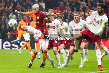 2023-11-29 - Lucas Torreira of Galatasaray during the UEFA Champions League, Group A football match between Galatasaray and Manchester United on November 29, 2023 at the Ali Sami Yen Arena in Istanbul, Turkey - FOOTBALL - CHAMPIONS LEAGUE - GALATASARAY V MANCHESTER UNITED - UEFA CHAMPIONS LEAGUE - SOCCER