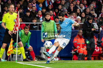 2023-12-13 - Luis Alberto of Lazio seen taking a corner kick during the Champions League football match between Atletico Madrid and Lazio at Metropolitano Stadium in Madrid, Spain. - ATLETICO MADRID VS SS LAZIO - UEFA CHAMPIONS LEAGUE - SOCCER