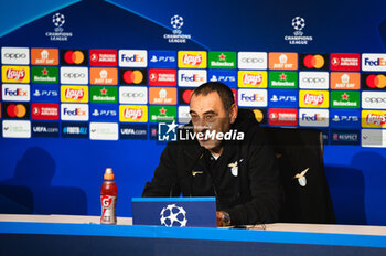 2023-12-12 - Maurizio Sarri, coach of Lazio, seen speaking during the press conference of the Champions League football match between Atletico Madrid and Lazio at Metropolitano Stadium in Madrid, Spain. - CHAMPIONS LEAGUE: LAZIO PRESS CONFERENCE IN MADRID - UEFA CHAMPIONS LEAGUE - SOCCER
