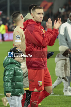 2023-12-12 - Przemyslaw Frankowski of Lens salutes the supporters following the UEFA Champions League, Group B football match between RC Lens and Sevilla FC on December 12, 2023 at Bollaert-Delelis stadium in Lens, France - FOOTBALL - CHAMPIONS LEAGUE - LENS V SEVILLA - UEFA CHAMPIONS LEAGUE - SOCCER