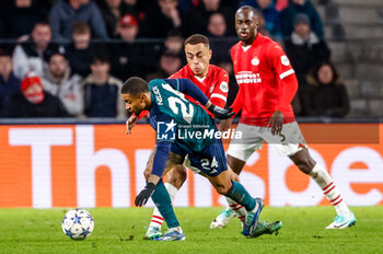 2023-12-12 - Reiss Nelson of Arsenal battles for the ball with Sergino Dest of PSV during the UEFA Champions League, Group B football match between PSV and Arsenal on December 12, 2023 at the Phillips Stadion in Eindhoven, Netherlands - FOOTBALL - CHAMPIONS LEAGUE - PSV V ARSENAL - UEFA CHAMPIONS LEAGUE - SOCCER