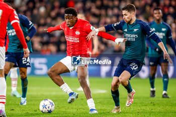 2023-12-12 - Isaac Babadi of PSV is challenged by Jorginho of Arsenal during the UEFA Champions League, Group B football match between PSV and Arsenal on December 12, 2023 at the Phillips Stadion in Eindhoven, Netherlands - FOOTBALL - CHAMPIONS LEAGUE - PSV V ARSENAL - UEFA CHAMPIONS LEAGUE - SOCCER