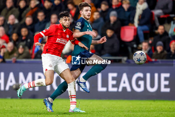 2023-12-12 - Ricardo Pepi of PSV battles for the ball with Declan Rice of Arsenal during the UEFA Champions League, Group B football match between PSV and Arsenal on December 12, 2023 at the Phillips Stadion in Eindhoven, Netherlands - FOOTBALL - CHAMPIONS LEAGUE - PSV V ARSENAL - UEFA CHAMPIONS LEAGUE - SOCCER