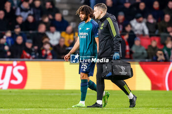 2023-12-12 - Mohamed Elneny of Arsenal leaving the pitch with a injury during the UEFA Champions League, Group B football match between PSV and Arsenal on December 12, 2023 at the Phillips Stadion in Eindhoven, Netherlands - FOOTBALL - CHAMPIONS LEAGUE - PSV V ARSENAL - UEFA CHAMPIONS LEAGUE - SOCCER
