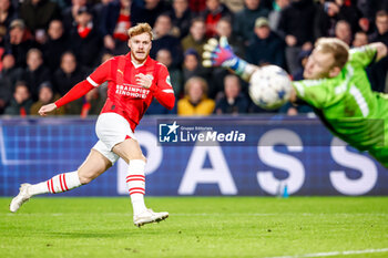 2023-12-12 - Yorbe Vertessen of PSV scores a goal 1-1 during the UEFA Champions League, Group B football match between PSV and Arsenal on December 12, 2023 at the Phillips Stadion in Eindhoven, Netherlands - FOOTBALL - CHAMPIONS LEAGUE - PSV V ARSENAL - UEFA CHAMPIONS LEAGUE - SOCCER