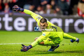 2023-12-12 - Walter Benítez of PSV during the UEFA Champions League, Group B football match between PSV and Arsenal on December 12, 2023 at the Phillips Stadion in Eindhoven, Netherlands - FOOTBALL - CHAMPIONS LEAGUE - PSV V ARSENAL - UEFA CHAMPIONS LEAGUE - SOCCER