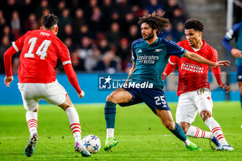 2023-12-12 - Mohamed Elneny of Arsenal is challenged by Ricardo Pepi and Malik Tillman of PSV during the UEFA Champions League, Group B football match between PSV and Arsenal on December 12, 2023 at the Phillips Stadion in Eindhoven, Netherlands - FOOTBALL - CHAMPIONS LEAGUE - PSV V ARSENAL - UEFA CHAMPIONS LEAGUE - SOCCER