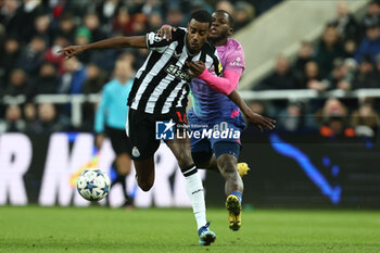 2023-12-13 - Newcastle’s Alexander Isak and Yunus Musah of AC Milan during the UEFA Champions League, Group F football match between Newcastle United and AC Milan on 13 December 2023 at St. James's Park in Newcastle, England - FOOTBALL - CHAMPIONS LEAGUE - NEWCASTLE V AC MILAN - UEFA CHAMPIONS LEAGUE - SOCCER