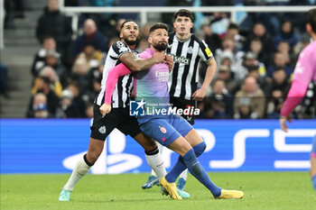 2023-12-13 - Newcastle’s Jamaal Lascelles (6) and Olivier Giroud (9) of AC Milan during the UEFA Champions League, Group F football match between Newcastle United and AC Milan on 13 December 2023 at St. James's Park in Newcastle, England - FOOTBALL - CHAMPIONS LEAGUE - NEWCASTLE V AC MILAN - UEFA CHAMPIONS LEAGUE - SOCCER