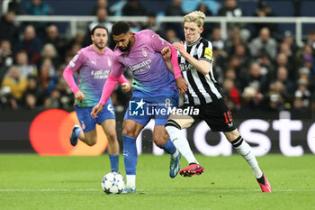 2023-12-13 - Ruben Loftus-Cheek (8) of AC Milan and Newcastle’s Anthony Gordon (8) during the UEFA Champions League, Group F football match between Newcastle United and AC Milan on 13 December 2023 at St. James's Park in Newcastle, England - FOOTBALL - CHAMPIONS LEAGUE - NEWCASTLE V AC MILAN - UEFA CHAMPIONS LEAGUE - SOCCER