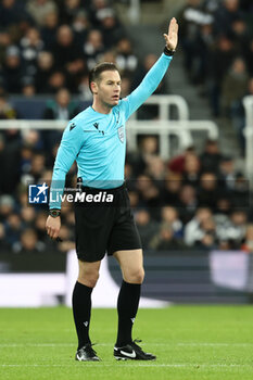 2023-12-13 - Referee Danny Makkelie during the UEFA Champions League, Group F football match between Newcastle United and AC Milan on 13 December 2023 at St. James's Park in Newcastle, England - FOOTBALL - CHAMPIONS LEAGUE - NEWCASTLE V AC MILAN - UEFA CHAMPIONS LEAGUE - SOCCER
