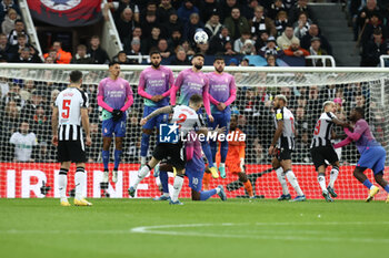 2023-12-13 - Newcastle’s Kieran Trippier (2) takes free kick during the UEFA Champions League, Group F football match between Newcastle United and AC Milan on 13 December 2023 at St. James's Park in Newcastle, England - FOOTBALL - CHAMPIONS LEAGUE - NEWCASTLE V AC MILAN - UEFA CHAMPIONS LEAGUE - SOCCER