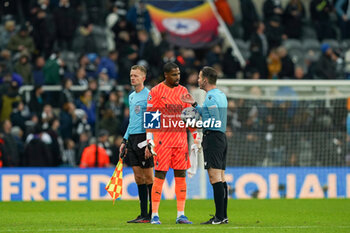 2023-12-13 - Milan goalkeeper Mike Maignan (16) argues with Referee Danny Makkelie during the UEFA Champions League, Group F football match between Newcastle United and AC Milan on 13 December 2023 at St. James's Park in Newcastle, England - FOOTBALL - CHAMPIONS LEAGUE - NEWCASTLE V AC MILAN - UEFA CHAMPIONS LEAGUE - SOCCER