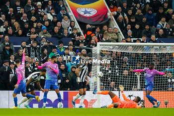 2023-12-13 - Newcastle United forward Joelinton (7) attempts at goal Milan goalkeeper Mike Maignan during the UEFA Champions League, Group F football match between Newcastle United and AC Milan on 13 December 2023 at St. James's Park in Newcastle, England - FOOTBALL - CHAMPIONS LEAGUE - NEWCASTLE V AC MILAN - UEFA CHAMPIONS LEAGUE - SOCCER