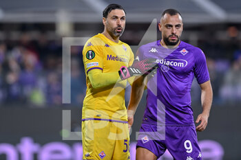 2023-02-23 - Salvatore Sirigu (ACF Fiorentina) and Arthur Cabral (ACF Fiorentina) - ACF FIORENTINA VS SC BRAGA - UEFA CONFERENCE LEAGUE - SOCCER