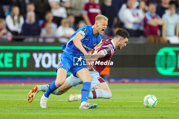2023-05-12 - Jens Odgaard (7) of AZ Alkmaar tussles with Declan Rice (41) of West Ham United during the UEFA Europa Conference League, Semi-finals, 1st leg football match between West Ham United and AZ Alkmaar on 11 May 2023 at the London Stadium in London, England - FOOTBALL - CONFERENCE LEAGUE - WEST HAM V AZ ALKMAAR - UEFA CONFERENCE LEAGUE - SOCCER