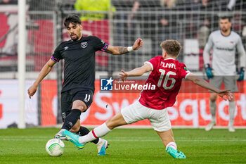 2023-05-18 - Lucas Paqueta of West Ham, Sven Mijnans of AZ Alkmaar during the UEFA Europa Conference League, Semi-finals, 2nd leg football match between AZ and West Ham United on May 18, 2023 at the AFAS Stadion in Alkmaar, Netherlands - FOOTBALL - CONFERENCE LEAGUE - AZ ALKMAAR V WEST HAM - UEFA CONFERENCE LEAGUE - SOCCER