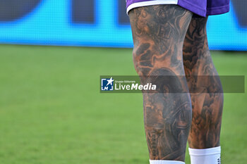 2023-08-31 - Tattoos details of ACF Fiorentina's Brazilian defender Domilson Cordeiro dos Santos knows as Dodo - ACF FIORENTINA VS SK RAPID WIEN - UEFA CONFERENCE LEAGUE - SOCCER