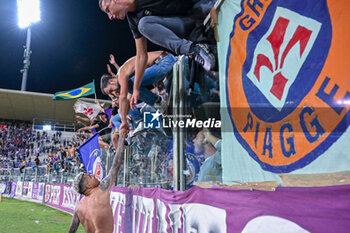 2023-08-31 - ACF Fiorentina's Brazilian defender Domilson Cordeiro dos Santos knows as Dodo celebrates the victory with supporters - ACF FIORENTINA VS SK RAPID WIEN - UEFA CONFERENCE LEAGUE - SOCCER