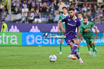 2023-08-31 - ACF Fiorentina's Argentinian forward Nicolas Gonzalez scores from the penalty spot - ACF FIORENTINA VS SK RAPID WIEN - UEFA CONFERENCE LEAGUE - SOCCER