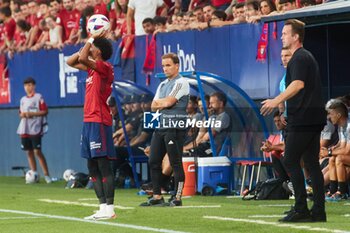 2023-08-24 - Pamplona, Spain. 24th Aug 2023. Sports. Football/Soccer.Johan Mojica (22. CA Osasuna), Jagoba Arrasate (CA Osasuna coach) and Ronny Deila (Club Brugge coach) during the football match of First leg of the UEFA Europa Conference League qualifier play-off between CA Osasuna and Club Brugge played at El Sadar stadium in Pamplona (Spain) on August 24, 2023. Credit: Inigo Alzugaray/CordonPress - UEFA EUROPA CONFERENCE LEAGUE: CA OSASUNA VS CLUB BRUGGE, PAMPLONA, SPAIN - UEFA CONFERENCE LEAGUE - SOCCER