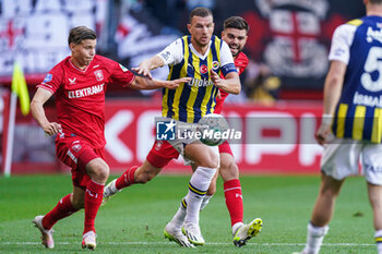 2023-08-31 - Alfons Sampsted of FC Twente battles for possession with Edin Dzeko of Fenerbahce during the UEFA Europa Conference League, Play-offs, 2nd leg football match between FC Twente and Fenerbahce on August 31, 2023 at De Grolsch Veste in Enschede, Netherlands - FOOTBALL - CONFERENCE LEAGUE - TWENTE V FENERBAHCE - UEFA CONFERENCE LEAGUE - SOCCER
