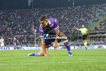 2023-10-05 - Lucas Martinez Quarta of the ACF Fiorentina controls the ball during the Conference League match between ACF Fiorentina and Ferencvarosi TC at Stadio Artemio Franchi on October 5, 2023 in Florence, Italy - ACF FIORENTINA VS FERENCVAROSI TC - UEFA CONFERENCE LEAGUE - SOCCER