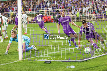 2023-10-05 - Nolas Gonzalez of the ACF Fiorentina controls the ball during the Conference League match between ACF Fiorentina and Ferencvarosi TC at Stadio Artemio Franchi on October 5, 2023 in Florence, Italy - ACF FIORENTINA VS FERENCVAROSI TC - UEFA CONFERENCE LEAGUE - SOCCER