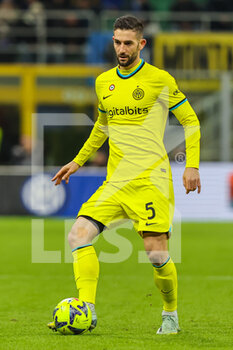 2023-01-10 - Roberto Gagliardini of FC Internazionale in action during Coppa Italia 2022/23 football match between FC Internazionale and Parma Calcio at Giuseppe Meazza Stadium, Milan, Italy on January 10, 2023 - INTER - FC INTERNAZIONALE VS PARMA CALCIO - ITALIAN CUP - SOCCER