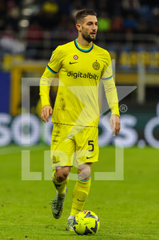 2023-01-10 - Roberto Gagliardini of FC Internazionale in action during Coppa Italia 2022/23 football match between FC Internazionale and Parma Calcio at Giuseppe Meazza Stadium, Milan, Italy on January 10, 2023 - INTER - FC INTERNAZIONALE VS PARMA CALCIO - ITALIAN CUP - SOCCER