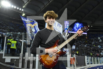2023-01-19 - Jacopo Mastrangelo play the guitar during the Coppa Italia eighth of finals between S.S. Lazio vs Bologna F.C. on January 19, 2023 at the Stadio Olimpico, Rome, Italy. - SS LAZIO VS BOLOGNA FC - ITALIAN CUP - SOCCER