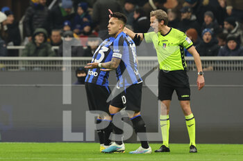2023-01-31 - Nicolo Barella of FC Internazionale and Lautaro Martinez of FC Internazionale protest with Referee Daniele Chiffi during Coppa Italia 2022/23 football match between FC Internazionale and Atalanta BC at Giuseppe Meazza Stadium, Milan, Italy on January 31, 2023 - INTER - FC INTERNAZIONALE VS ATALANTA BC - ITALIAN CUP - SOCCER