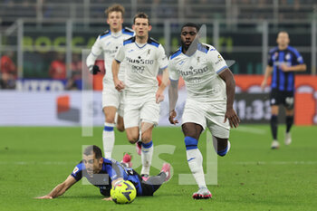2023-01-31 - Jeremie Boga of Atalanta BC competes for the ball with Henrikh Mkhitaryan of FC Internazionale during Coppa Italia 2022/23 football match between FC Internazionale and Atalanta BC at Giuseppe Meazza Stadium, Milan, Italy on January 31, 2023 - INTER - FC INTERNAZIONALE VS ATALANTA BC - ITALIAN CUP - SOCCER