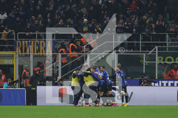 2023-01-31 - Matteo Darmian of FC Internazionale celebrates with his teammates after scoring a goal during Coppa Italia 2022/23 football match between FC Internazionale and Atalanta BC at Giuseppe Meazza Stadium, Milan, Italy on January 31, 2023 - INTER - FC INTERNAZIONALE VS ATALANTA BC - ITALIAN CUP - SOCCER